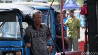 Para sopir bajaj mengeluh lantaran susahnya mendapatkan bahan bakar gas.