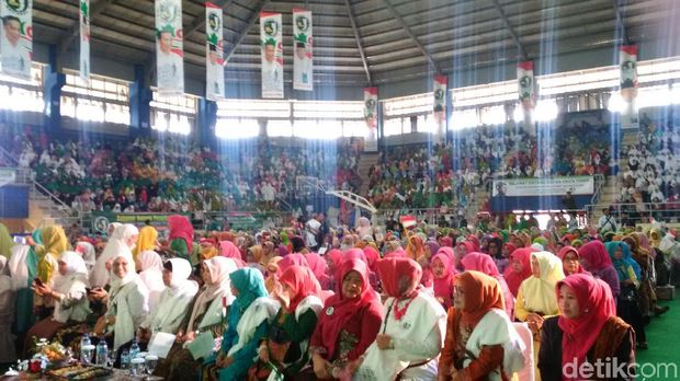 Emak-emak Jaringan Kiai-Santri Jabar Dukung Jokowi