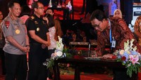 Direktur Hubungan Kelembagaan Bank BRI Sis Apik Wijayanto menandatangani Nota Kesepahaman Samsat Online Nasional yang disaksikan Kepala Kepolisian Negara RI Jenderal Pol Tito Karnavian dan Direktur Jenderal Bea dan Cukai Kementerian Keuangan RI Heru Pambudi. Foto: dok. BRI