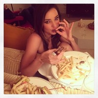 Miranda Kerr dikenal cukup ketat dalam mempertahankan gaya hidup sehat. Di pagi hari, ia pun akan minum air hangat dengan perasan lemon. Saat siang, ia sering makan salad dengan salmon, ayam panggang, dan smoothie buah serta sayuran. Untuk sarapan, ia suka membuat pancake yang terbuat dari pisang dan oat. Foto: Instagram