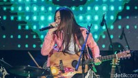 Ia membawakan beberapa lagu hitsnya seperti Ku Tunggu Kau Putus.