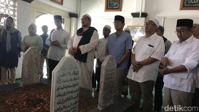 Ziarah ke Makam Habib Abdurrahman-Habib Ali, Sandi: Masih Keluarga Ziarah ke Makam Habib Abdurrahman-Habib Ali, Sandi: Masih Keluarga