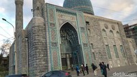 Masjid Sukarno di Saint Petersburg, Rusia, memiliki nilai historis bagi warga Indonesia. Masjid yang juga disebut Blue Mosque itu juga membuat turis dari negara lain kepincut. (Elizabeth Elza/detikTravel)