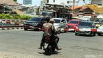 Jangan Ditiru! Pemotor Nekat Terobos Palang KA