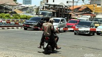 Awalnya mereka berboncengan bertiga. Mereka kemudian nekat menerobos perlintasan kereta api.