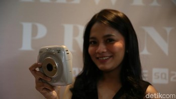 Dengan begitu, pengguna bisa memilih frame mana yang paling bagus, untuk kemudian dicetak. Intinya, dalam satu jepretan, Instax Square SQ20 akan menyediakan beberapa frame foto yang bisa dipilih. (Foto: detikINET/Agung Pambudhy)