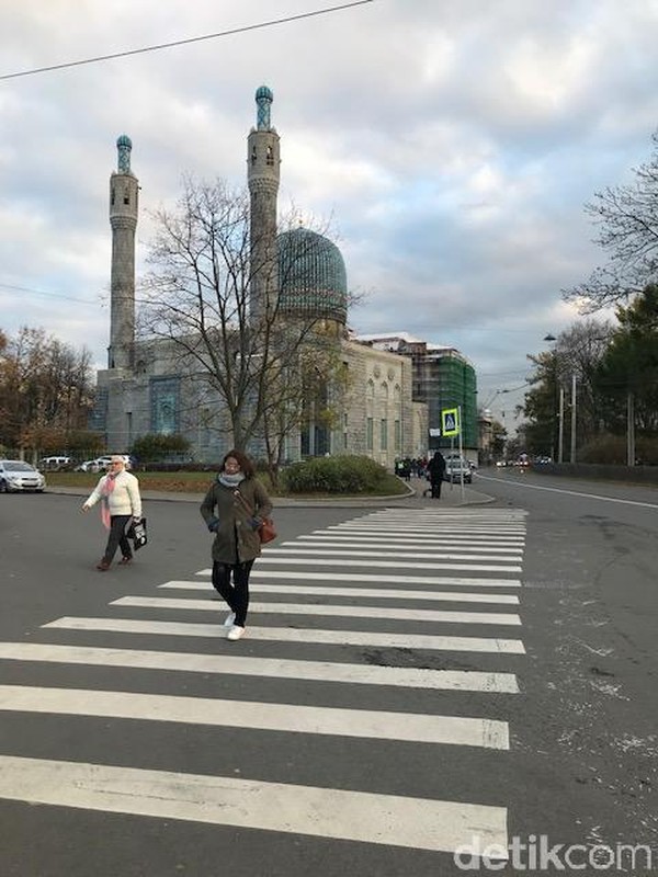 Sempat dilarang tentara Soviet, Sukarno yang membawa putrinya Megawati Soekarnoputri, diam-diam mendatangi Masjid Biru. Ia pun lalu meminta pimpinan Soviet kala itu, Nikita Khrushchev untuk mengembalikan fungsi masjid. (Elizabeth Elza/detikTravel) Sempat dilarang tentara Soviet, Sukarno yang membawa putrinya Megawati Soekarnoputri, diam-diam mendatangi Masjid Biru. Ia pun lalu meminta pimpinan Soviet kala itu, Nikita Khrushchev untuk mengembalikan fungsi masjid. (Elizabeth Elza/detikTravel)