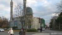 Sempat dilarang tentara Soviet, Sukarno yang membawa putrinya Megawati Soekarnoputri, diam-diam mendatangi Masjid Biru. Ia pun lalu meminta pimpinan Soviet kala itu, Nikita Khrushchev untuk mengembalikan fungsi masjid. (Elizabeth Elza/detikTravel)