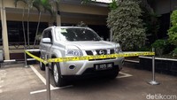 Mobil milik keluarga tersebut adalah X-Trail warna silver dengan nopol B-1075-UOQ