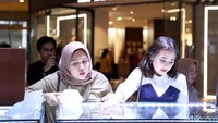 Prilly Latuconsina tampak sedang asyik memilih perhiasan di sebuah toko. Namun tak ada sosok kekasihnya, Maxime Bauttier yang menemaninya.  Foto: Ismail/detikFoto
