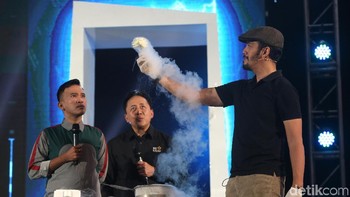 Dalam aksinya, Ishak juga ditemani Ruben Onsu dan Triawan Munaf. Nitrogen cair itu pun dilemparkan Andrian ke tengah penonton. Rasanya? Dingin!