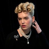 Ratu Prancis Marie Antoinette masih meninggalkan jejak setelah kematiannya secara tragis 200 tahun lalu. Jejak tersebut berupa perhiasan mutiara yang belum ini laris terjual di Rumah Lelang Sothebys, London, Inggris. Seorang pembeli berhasil menebus perhiasan tersebut dengan uang sebesar US$ 36 juta atau sekitar Rp 533 miliar! (Foto: Dan Kitwood/Getty Images)