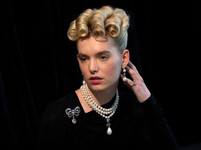 Ratu Prancis Marie Antoinette masih meninggalkan jejak setelah kematiannya secara tragis 200 tahun lalu. Jejak tersebut berupa perhiasan mutiara yang belum ini laris terjual di Rumah Lelang Sothebys, London, Inggris. Seorang pembeli berhasil menebus perhiasan tersebut dengan uang sebesar US$ 36 juta atau sekitar Rp 533 miliar! (Foto: Dan Kitwood/Getty Images)