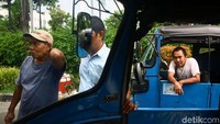 Para pengemudi bajaj tampak sabar mengantre.