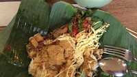 Di Jakarta Anda bisa jajan nasi langgi di Koko Bogana. Nasi dibungkus daun pisang dengan ragam lauknya ini aromanya wangi sedap. Foto : Instagram @0.12kilogram