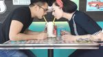 Klasik! Pose Cantik Claudia, Istri Derby Romero saat Minum Milkshake