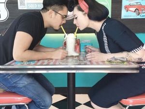 Klasik! Pose Cantik Claudia, Istri Derby Romero saat Minum Milkshake