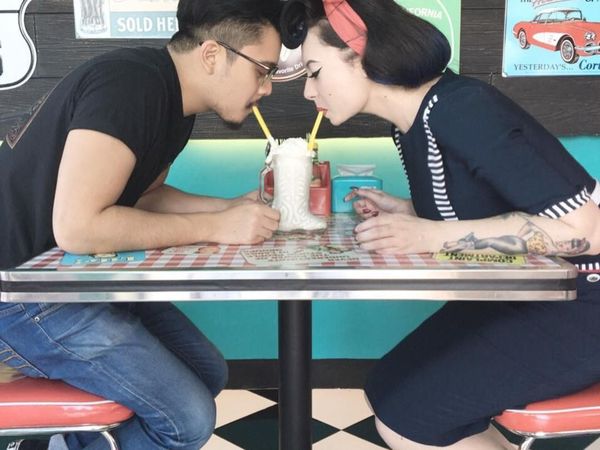 Klasik! Pose Cantik Claudia, Istri Derby Romero saat Minum Milkshake