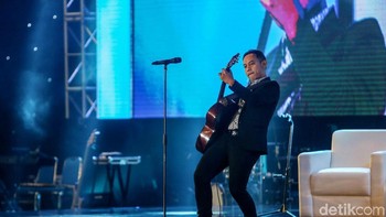 Komposer Eka Gustiwana pun tak mau kalah menunjukkan bakatnya.