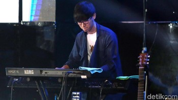 Komposer Eka Gustiwana pun tak mau kalah menunjukkan bakatnya.