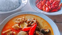  Kalau ada di Solo, tak ada salahnya coba Gule Kambing Mbak Tutik. Apalagi yang doyan pedas. Dari warnanya saja terlihat kalau rasanya amat pedas. Foto: Instagram daharan.solo 