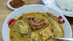 Bikin Ngiler! Nasi Disiram Gule Kambing yang Hangat Mengepul