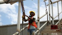 Proyek pembangunan JPO ini pun ditargetkan dapat rampung di akhir tahun 2018 ini. Sehingga proyek pembangunan JPO di Jalan Dr. Sumarno ini pun dikebut.