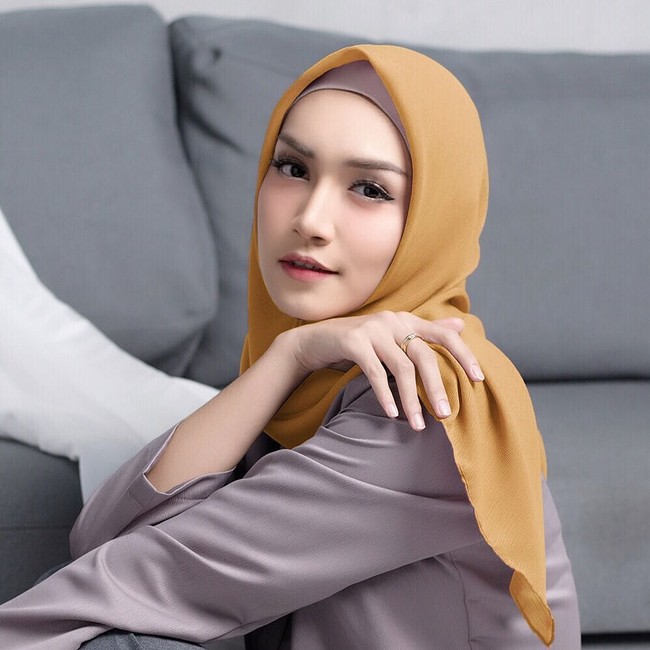 Melody Prima kini sudah berhijab dan jarang tampil di layar kaca. Kini, ia lebih sering tampil jadi model berhijab salah satunya bersama Vanilla Hijab. Foto: Instagram/VanillaHijab