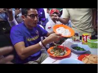 Makan Bubur Anti Tumpah, Sandiaga Uno : Bubur Mang Oyo Mak Nyosss!