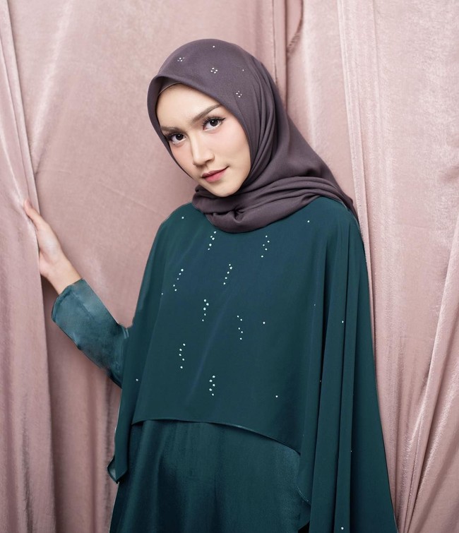 Semakin besar, Vanilla Hijab bisa mengajak para selebriti untuk jadi modelnya. Salah satu langganannya adalah bintang sinetron Melody Prima. Foto: Instagram/VanillaHijab