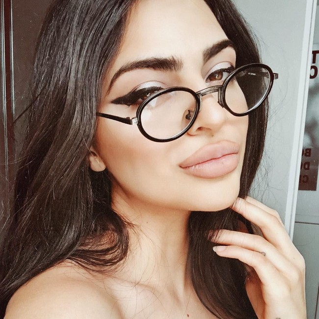 Terlepas dari pernyataan dirinya yang ditolak masuk museum karena berbaju seksi. Newsha rupanya cukup populer di media sosial. Ia pun memiliki 227 ribu lebih pengikut di Instagram. Foto: Instagram