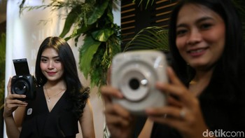 Sebagai kamera instan hybris dengan sensor digital, Instax Square SQ20 memungkinkan pengguna untuk memilih foto, melakukan editing atau memasang filter yang disukai, kemudian mencetaknya. (Foto: detikINET/Agung Pambudhy)