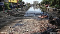 Waring dikumpulkan di pinggir Kali Item. Waring yang sudah dibongkar ini disimpan di gedung SDA, Jalan Sunter Jaya, Tanjung Priok, Jakarta Utara. 
