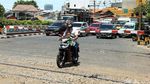 Jangan Ditiru! Pemotor Nekat Terobos Palang KA