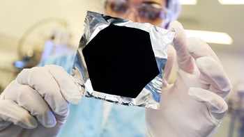 Vantablack merupakan material paling hitam dan paling gelap yang ada di Bumi. Dikembangkan oleh Surrey NanoSystems di Inggris. Vantablack mampu menyerap 99,98% cahaya yang menimpa permukaannya. Melihat Vantablack katanya mirip-mirip dengan melihat lubang hitam. Foto: istimewa