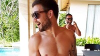 Mantan personel One Direction, Liam Payne kegirangan saat mendapat kue warna baby blue di Bali. Kue ulang tahun ke-25nya mirip kue anak kecil dengan hiasan fondant bentuk binatang. Foto: Istimewa