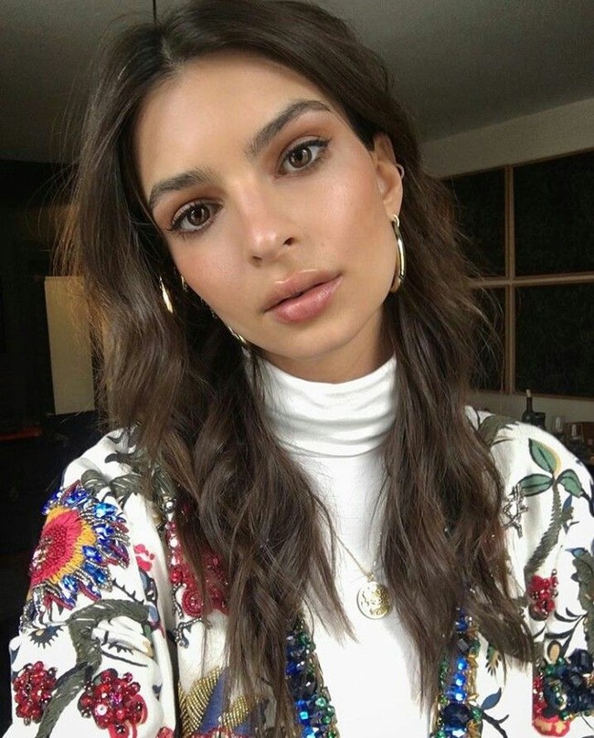 Model Emily Ratajkowski terkenal dengan penampilan beraninya. Pakai busana menerawang hingga bikini kerap dipamerkannya di Instagramnya. Foto: Instagram