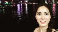 Selfie Shrinkala dengan latar belakang kelap-kelip lampu Hong Kong yang menyala. (Instagram/@shrinkala_)