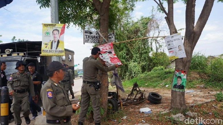 Melanggar Aturan, APK Caleg di Karawang Dibongkar Melanggar Aturan, APK Caleg di Karawang Dibongkar