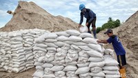 Sejumlah petugas Suku Dinas Daya Air Jakarta Utara sedang menata karung pasir di Gudang Material Ketel Uap, Ancol, Jakarta Utara.