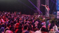 Para penonton pun bernyanyi bersama Sheryl.