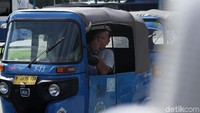 Kalo kaya gini kan waktu saya habis cuma buat isi bensin aja ungkap seorang sopir bajaj.