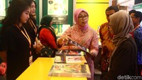 CSR Division Head Adaro Energy, Okty Damayanti Berbincang dengan pengunjung di booth Adaro Foundation pada Filantropi Indonesia Festival (FIFest) 2018.