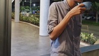 Pria berkacamata ini sudah menyelesaikan studinya dan mendapat gelar S.Ked. Kini ia sedang menjalani kegiatan sebagai dokter muda di salah satu rumah sakit. Foto: instagram @nabhancody