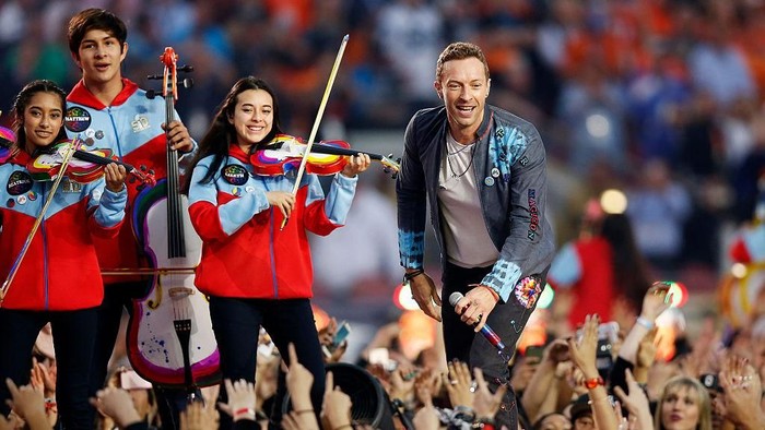 SANTA CLARA, CA - FEBRUARY 07:  Chris Martin of Coldplay performs during the Pepsi Super Bowl 50 Halftime Show at Levis Stadium on February 7, 2016 in Santa Clara, California.  (Photo by Ronald Martinez/Getty Images)
