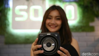 Perangkat Instax Square Square SQ20 dibanderol seharga Rp 2,999 juta. (Foto: detikINET/Agung Pambudhy)