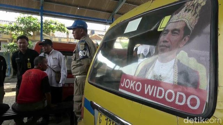 Bawaslu sampai Satpol PP Kejar Pemasang Raja Jokowi Bawaslu sampai Satpol PP Kejar Pemasang Raja Jokowi