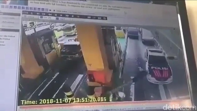 Viral Polisi Tertimpa Palang Pintu Gerbang Tol, Begini Ceritanya Viral Polisi Tertimpa Palang Pintu Gerbang Tol, Begini Ceritanya