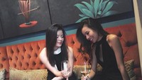 Dimulai dengan membuat produk perawatan kulit bayi yang aman bersama tim dermatologis dari Standorf dan Harvard, ia akhirnya membuat sampo, tabir surya, hingga produk popok yang aman bagi kulit bayi.  Foto: Instagram kimintechnicolor