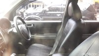 Di bagian tengah mobil, ada kotak warna hitam dan keemasan. Ada tulisan golden ticket, di bawahnya tertulis Sampoerna. Sarung mobil juga tampak di bangku bagian tengah. Sementara di bagian belakang, ada kresek warna hitam.